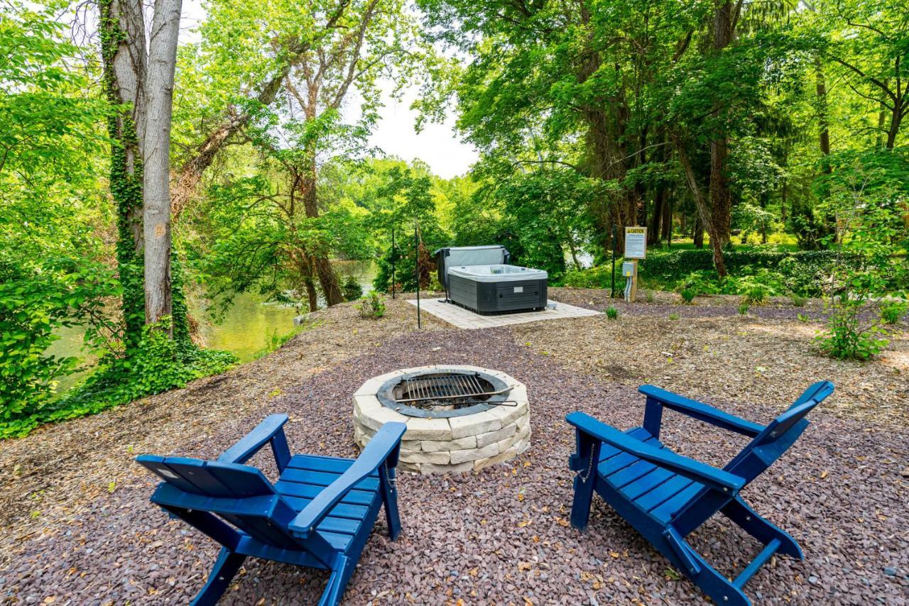 Riverside Tiny Cabin W Hot Tub, Fire Pit, & Kayaks Rileyville Ngoại thất bức ảnh